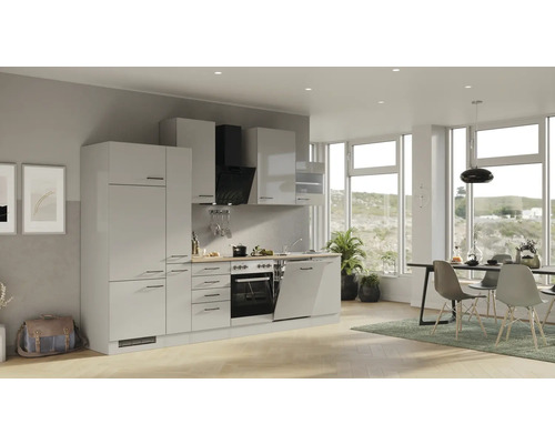 Lichte keuken met keukenkasten, afzuigkap, gootsteen, vaatwasser, oven en eethoek in een lichte ruimte