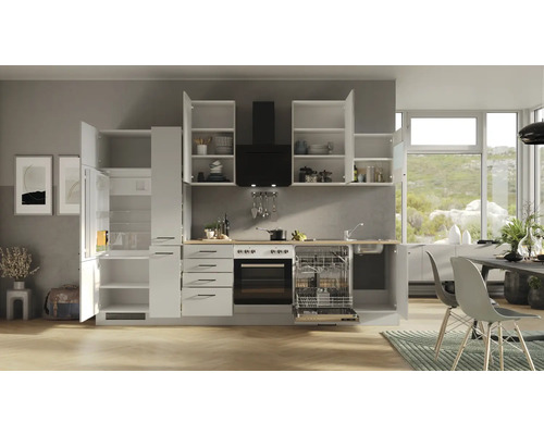 Moderne keuken met witte kasten, spoelbak, fornuis, koelkast en vaatwasser