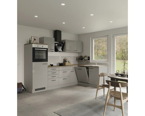 Lichte keuken met inbouwapparatuur, gootsteen en eethoek