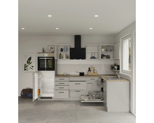 Lichte keuken met open koelkast, vaatwasser, kookplaat, afzuigkap en hangkasten.