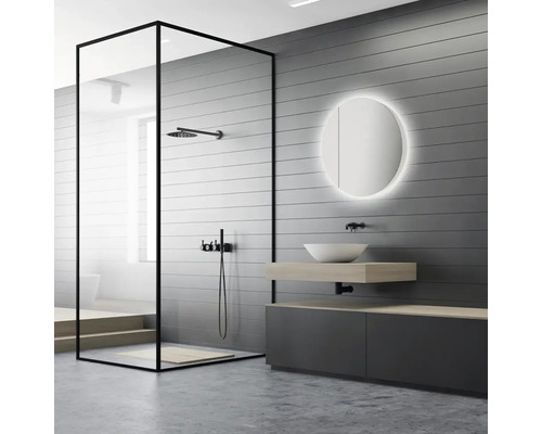 Moderne badkamer met douchecabine, wastafel en ronde spiegel