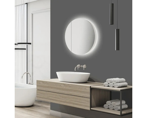 Moderne badkamer met ronde spiegel, waskom en houten onderkast