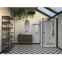 Badkamer met douche, wastafel, spiegel, rek en zwart-wit geblokte vloer.
