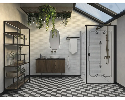 Badkamer met douche, wastafel, spiegel, rek en zwart-wit geblokte vloer.