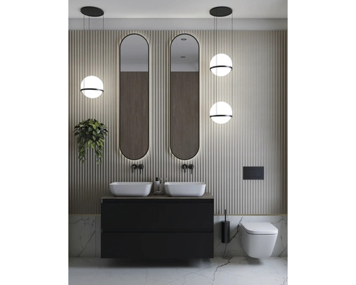 Moderne badkamer met dubbele wastafel, spiegels, verlichting en wandcloset