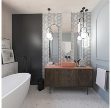 Badkamer met ligbad, wastafel, spiegel en verlichting voor een moderne sfeer