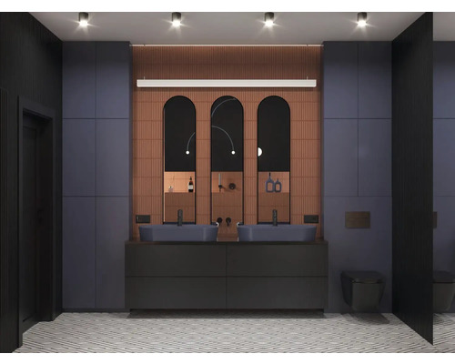 Badkamer met dubbele wastafel, drie spiegels, toilet en tegelvloer