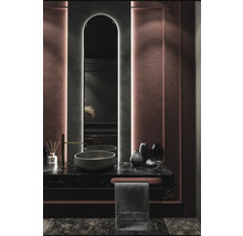 Moderne badkamer met wastafel, spiegel en handdoekenrek