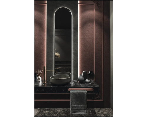 Moderne badkamer met wastafel, spiegel en handdoekenrek