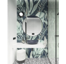 Badkamer met spiegel, wastafel, kruk en plantenpatroon