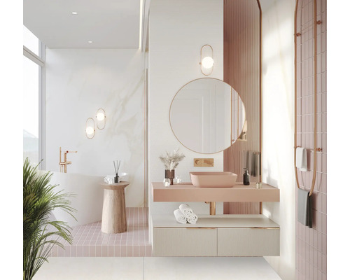 Badkamer met wastafel, spiegel, bad en handdoekrek