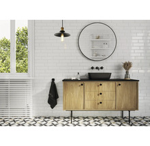 Badkamer met wastafelmeubel, spiegel, lamp en witte bakstenen wandtegels