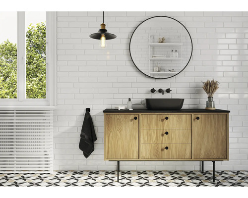 Lichte badkamer met wastafel, spiegel en decoratieve elementen voor een vriendelijke sfeer.