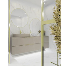 Lichte badkamer met wastafel, ronde spiegels en decoratief droogbloemstuk.