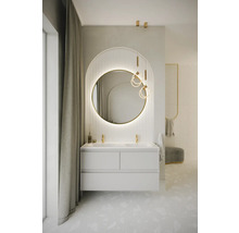 Moderne badkamer met dubbele wastafel, ronde spiegel met verlichting en stijlvolle decoratie.