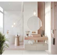 Lichte badkamer met ligbad, wastafel, spiegel en handdoekrek