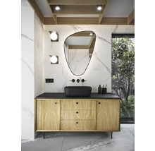 Moderne badkamer met houten onderkast, zwarte opzetwastafel en asymmetrische spiegel
