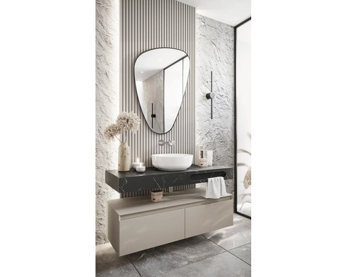 Moderne badkamer met spiegel, wastafel en onderkast