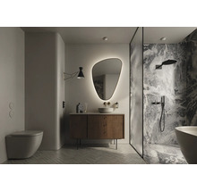 Moderne badkamer met wastafelmeubel, spiegel met verlichting, toilet en douche met marmerlook
