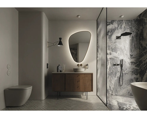Moderne badkamer met wastafelmeubel, spiegel met verlichting, toilet en douche met marmerlook