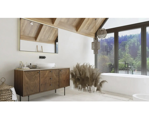 Badkamer met wastafelonderkast, spiegel en bad voor raam