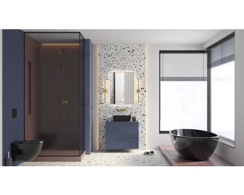 Badkamer met douche, toilet, wastafel, spiegel en bad