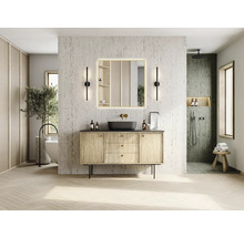 Badkamer met wastafelmeubel, spiegel, verlichting en douche.