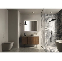 Moderne badkamer met toilet, wastafel, spiegel met verlichting en douche