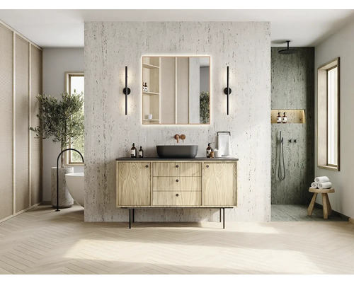 Badkamer met wastafel, spiegel, douche en bad in een helder ontwerp