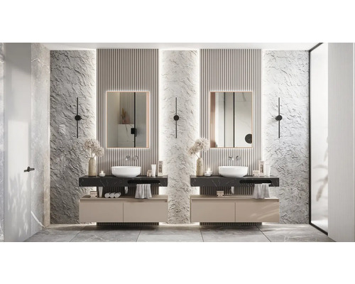 Badkamer met twee wastafels, spiegels en wandlampen.