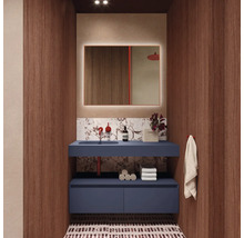 Moderne badkamer met blauw wastafelonderkast, verlichte spiegel en houten panelen