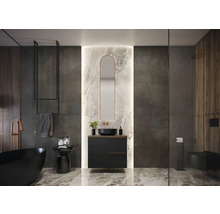 Moderne badkamer met wastafel, spiegel, bad en toilet
