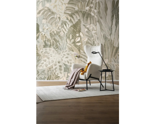 Woonkamer met patroonbehang, fauteuil en vloerkleed