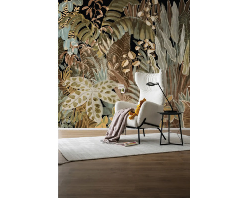 Woonkamer met junglebehang, fauteuil, lamp en vloerkleed voor een gezellige sfeer