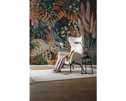 Woonkamer met junglebehang, fauteuil, lamp en tapijt voor een stijlvol interieur