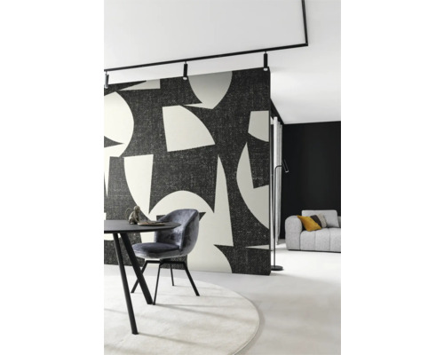 Moderne woonkamer met eettafel, stoel, bank en een schuifwand met abstract patroon