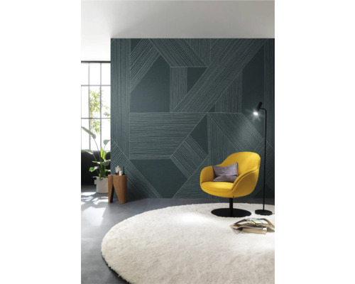 Moderne woonkamer met patroonbehang, fauteuil, staande lamp en vloerkleed