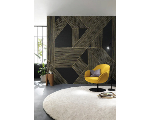 Woonkamer met beklede muur met patroon, gele fauteuil en rond tapijt