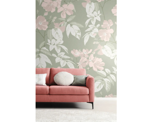 Woonkamer met bloemenbehang en rode bank