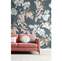 Woonkamer met bloemenbehang en koraalkleurige bank