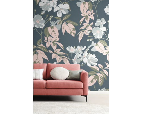 Woonkamer met bloemenbehang en koraalkleurige bank