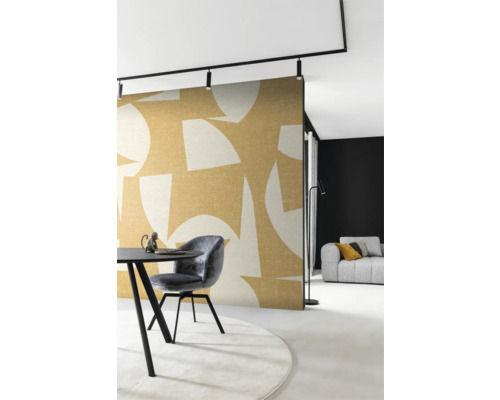 Moderne eetkamer met grafisch behang, eettafel en stoel