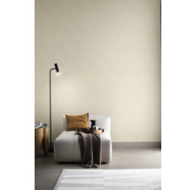 Lichte kamer met fauteuil, vloerlamp en tapijt