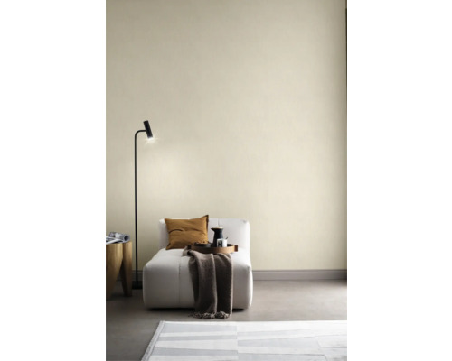 Lichte kamer met fauteuil, vloerlamp en tapijt