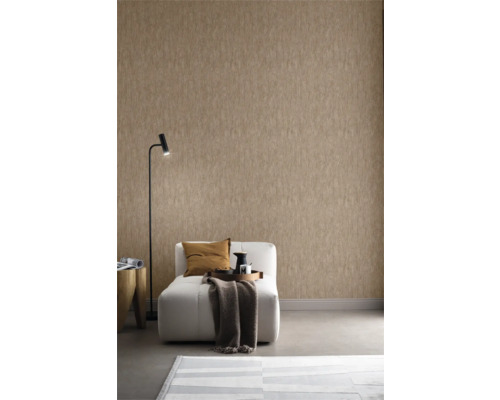 Woonkamer met patroonbehang, fauteuil en staande lamp