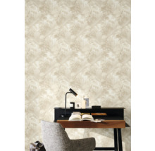 Lichte kamer met patroonbehang, bureau en stoel