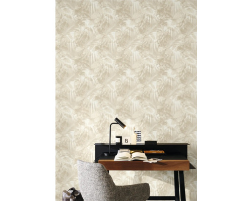 Lichte kamer met patroonbehang, bureau en stoel