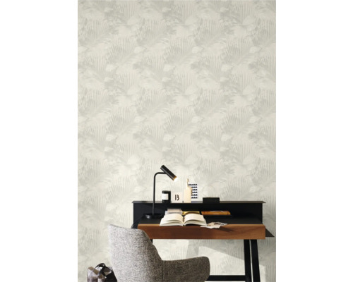 Kantoorruimte met patroonbehang, bureau en bureaustoel