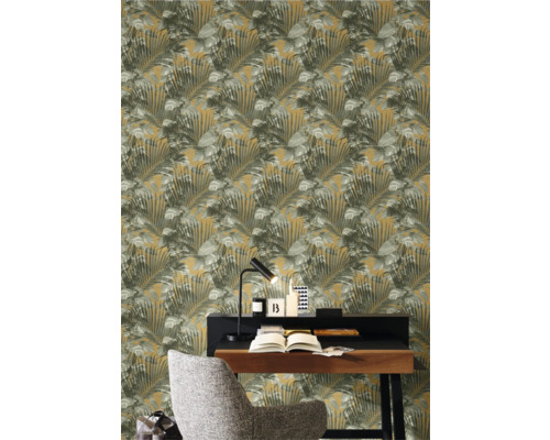 Een werkkamer met een patroonbehang met bladeren.