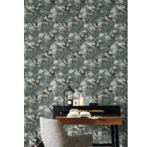 Kamerdecoratie met vliesbehang met plantenmotief achter een bureau